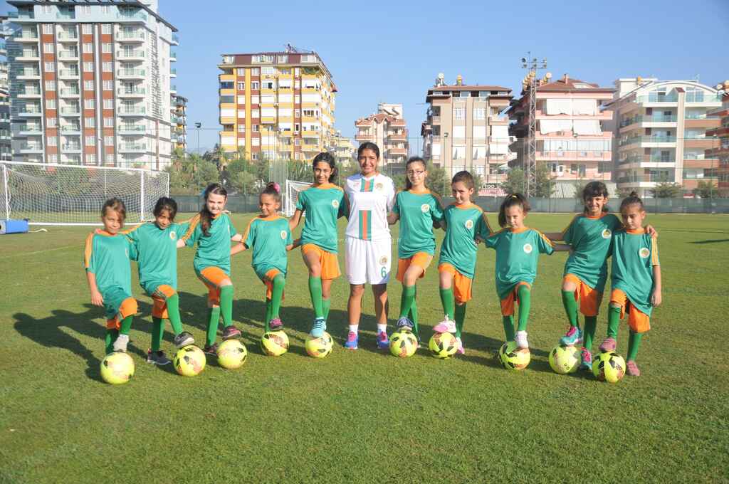alanyaspor kız futbol okulu